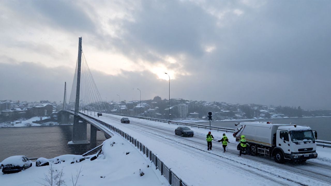 İstanbul Beyaza Büründü: Kar Yağışı Hayatı Olumsuz Etkiliyor