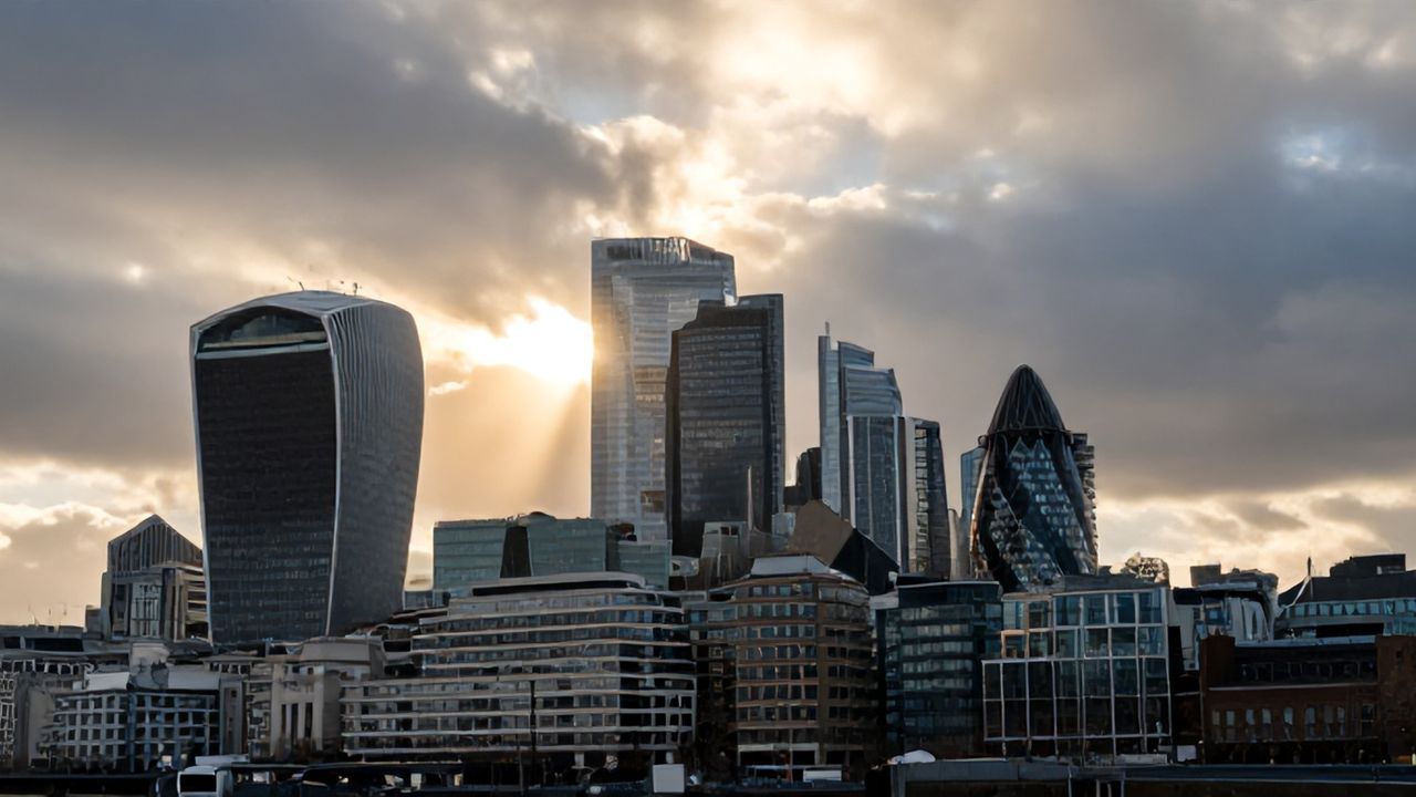 İngiltere Ekonomisi Kasımı Sürprizle Kapattı: Beklentilerin Üzerinde Büyüme