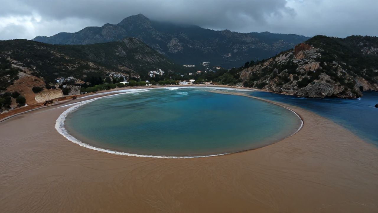 Fethiye'de Şiddetli Sağanak: Ölüdeniz Kahverengiye Büründü