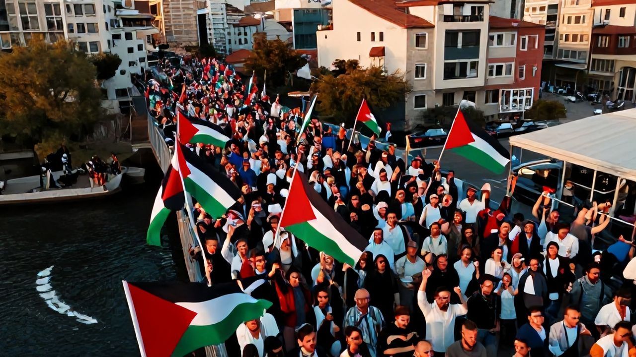 520 Bin Kişi Galata Köprüsü'nde Filistin İçin Toplandı