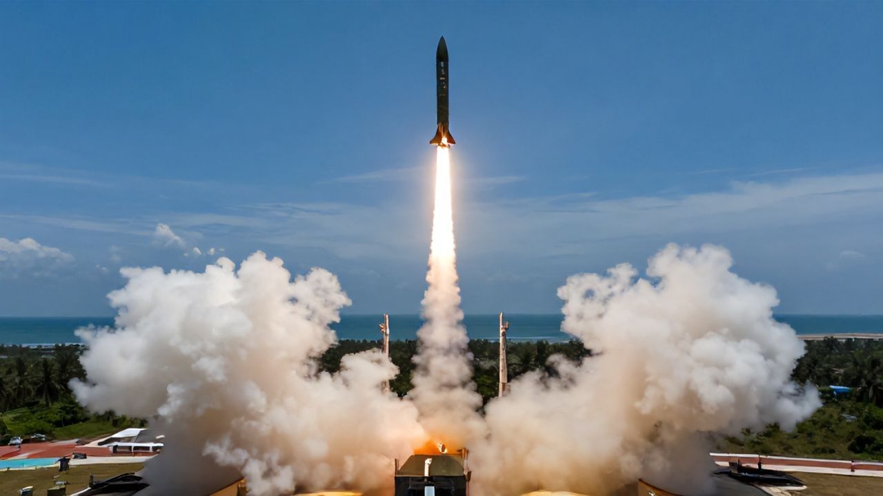 Hindistan'dan Yeni Füze Testi: Pinaka'nın Başarılı Uçuşu