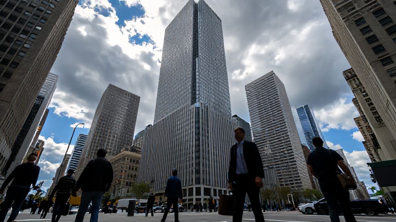 Fitch'ten ABD Ekonomisine Kritik Bakış: Tüketici Gücü 2026'ya Taşınıyor