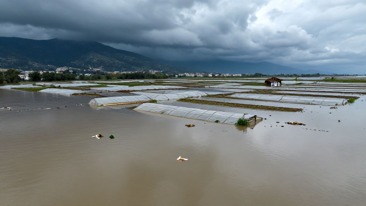 Antalya'da Fırtına ve Hortum Bilançosu Ağırlaşıyor: Sular Çekilmiyor